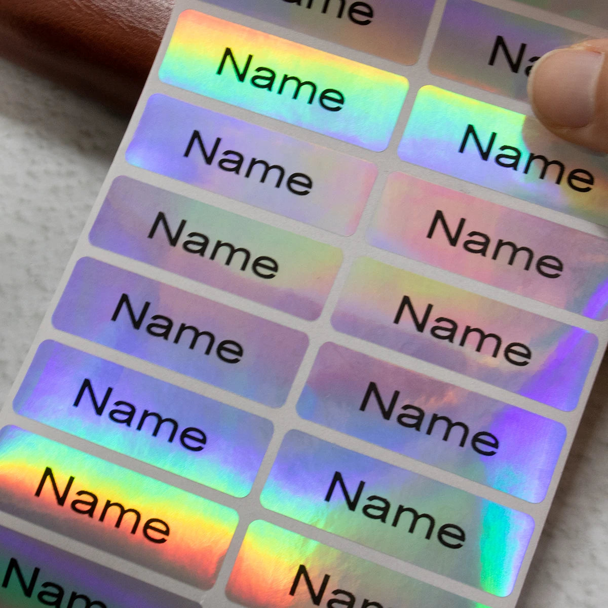 Étiquettes scolaires personnalisées avec prénom – Holographiques et résistantes à l’eau
